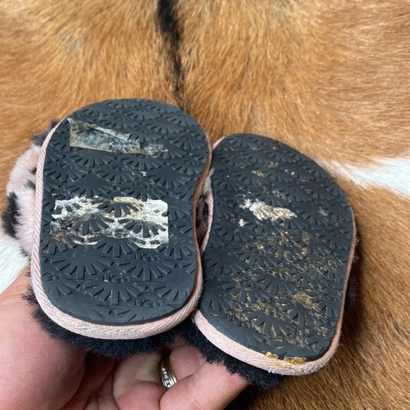 Kids baby UGG winter slippers size 8 check them out very nice thanks 🙏 - Picture 4 of 8